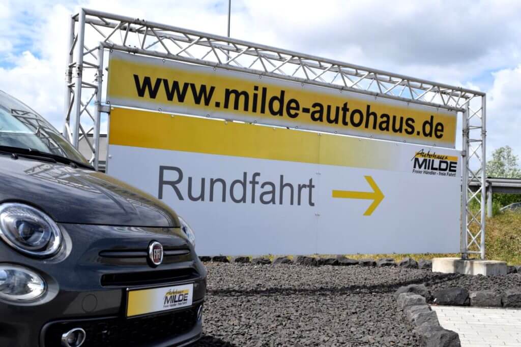 Neuwagen und Neufahrzeuge mit Tageszulassung auf dem Austellungsgelände des Autohaus Milde in Heidenheim an der Brenz.