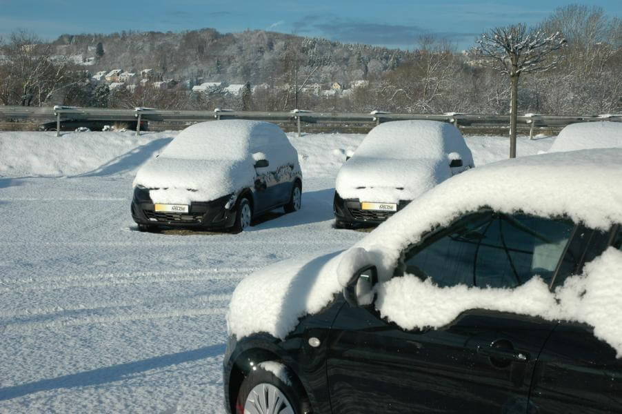 Parken im Winter: So parken Sie Ihr Auto sicher, wenn es schneit
