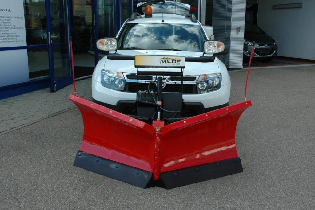 Dacia Winterdienstumbau Duster mit Schneeschild
