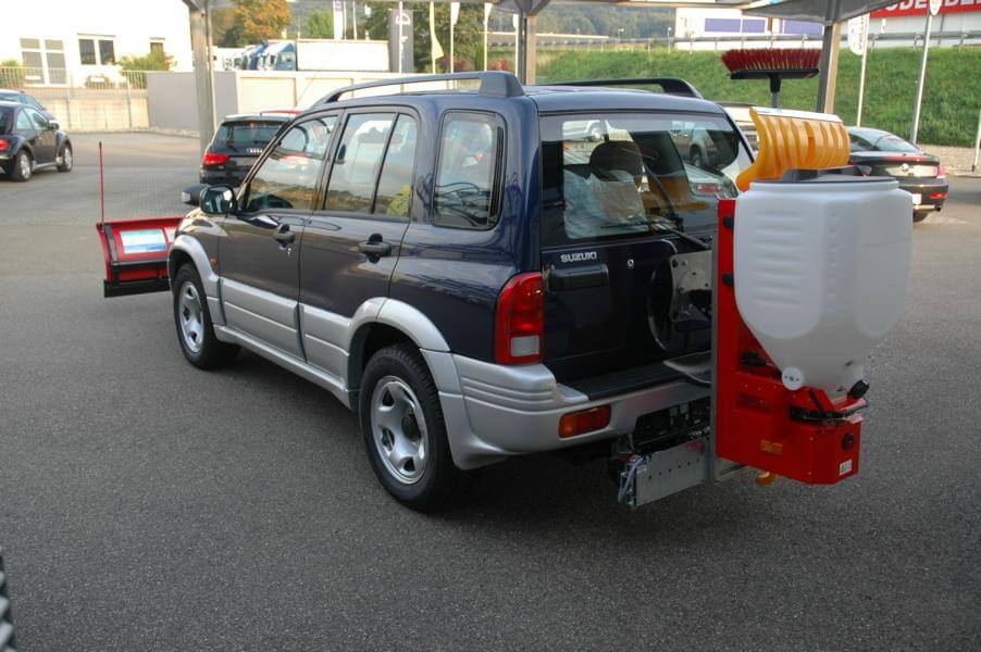 Suzuki Grand Vitara Schneeräumfahrzeug
