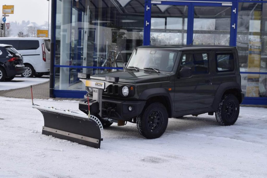 Suzuki-New-Jimny-Winterdienst-mit-Schneeraeumschild-1