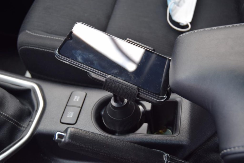Toyota Hilux mit Streuer und Schild kabellose Smartphonesteuerung