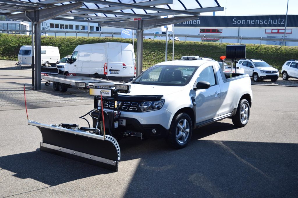 Dacia Duster Pick-up Schneeräumfahrzeug mit Milde-Schneeschild und Lehner Polaro Streugerät