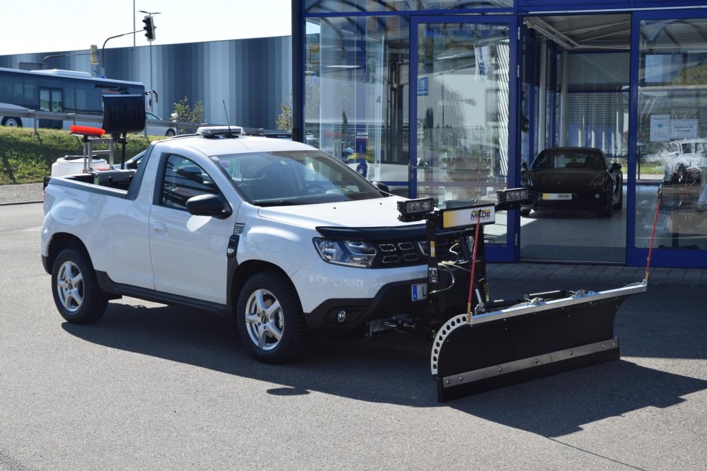 Dacia Duster Pick-up Schneeräumfahrzeug mit Milde-Schneeschild und Lehner Polaro Streugerät