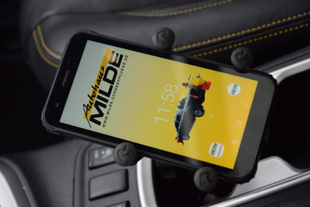 Hochmoderne Smartphone-Steuerung für den Adler-Salzstreuer am Nissan Navara Schneepflug von Milde.