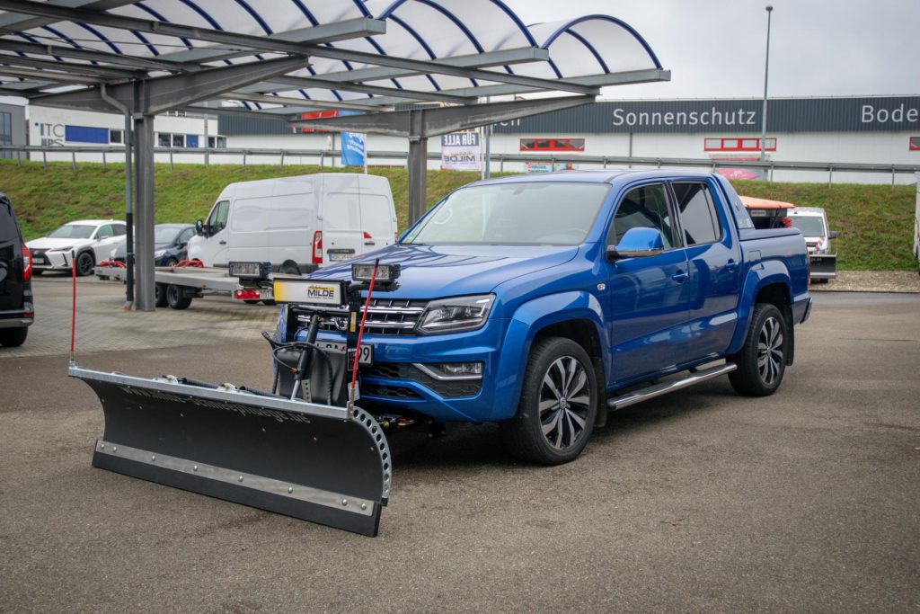 VW Amarok Schneeräumer mit Milde-Schneeschild und Lehner Pick-up-Streuer 2023