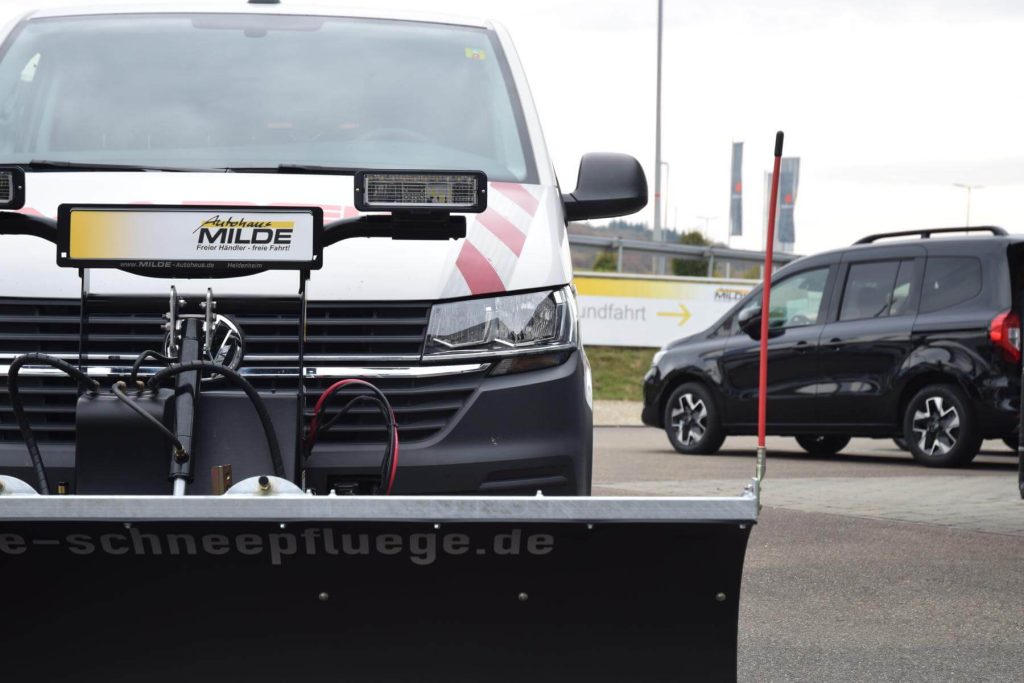 VW T6 Schneeräumer mit Milde-Schneesräumschild und Adler ST-E Streugerät