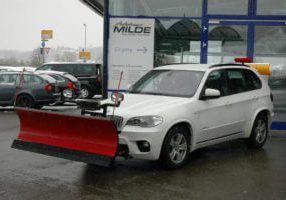 Der-BMW-X5-in-weiss-als-Schneeraeumfahrzeug-fuer-den-Winterdienst-300x200-1